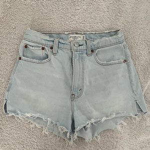 Abercrombie & Fitch: High-Waisted Light Wash Jean Shorts Size 0 (25”)